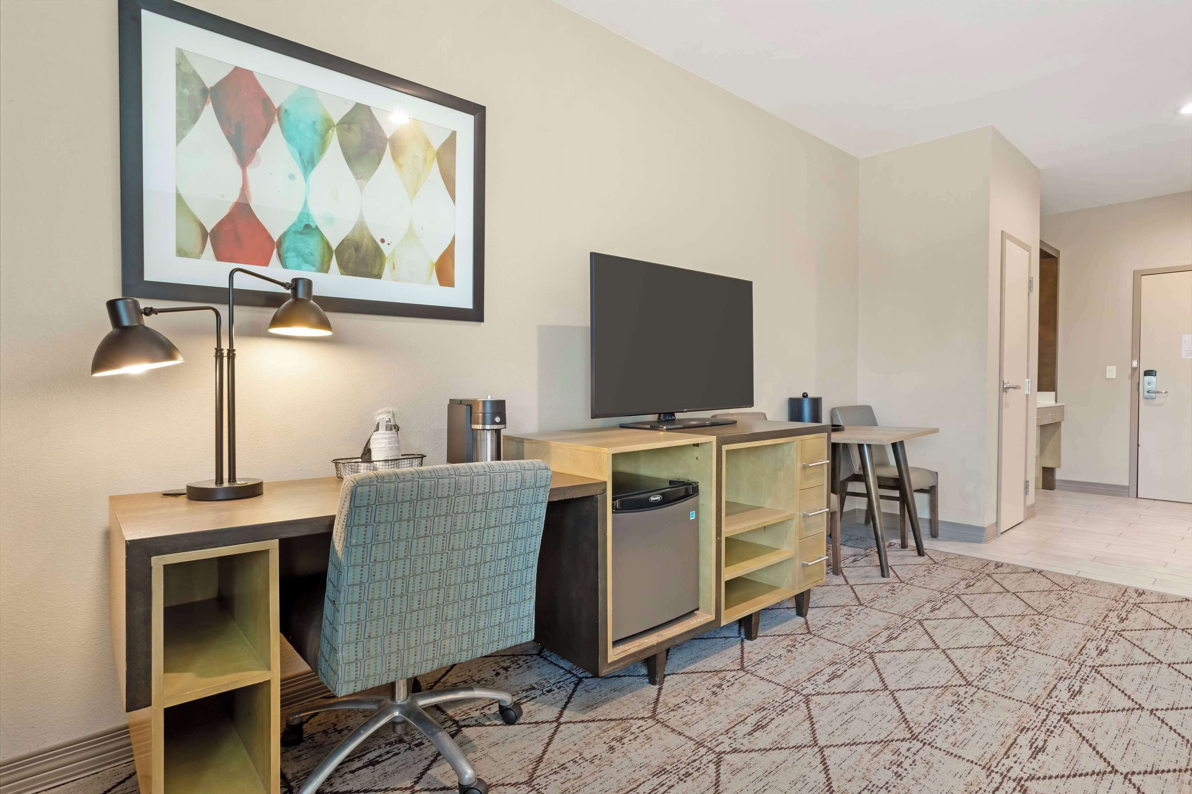 suite, 1 king bed, accessible, kitchenette (walk-in shower) | 1 bedroom, pillow-top beds, in-room safe, desk