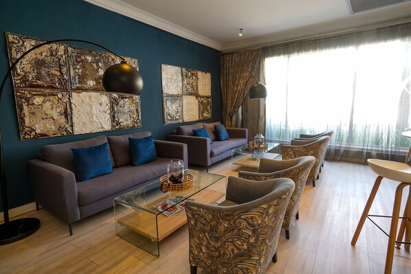 Bar-salon dans le hall