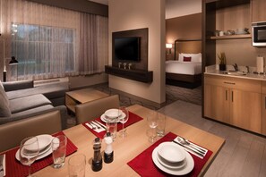 Sviitti, 1 suuri parisänky, tupakointi kielletty (Living Room) | Tallelokero huoneessa, työpöytä