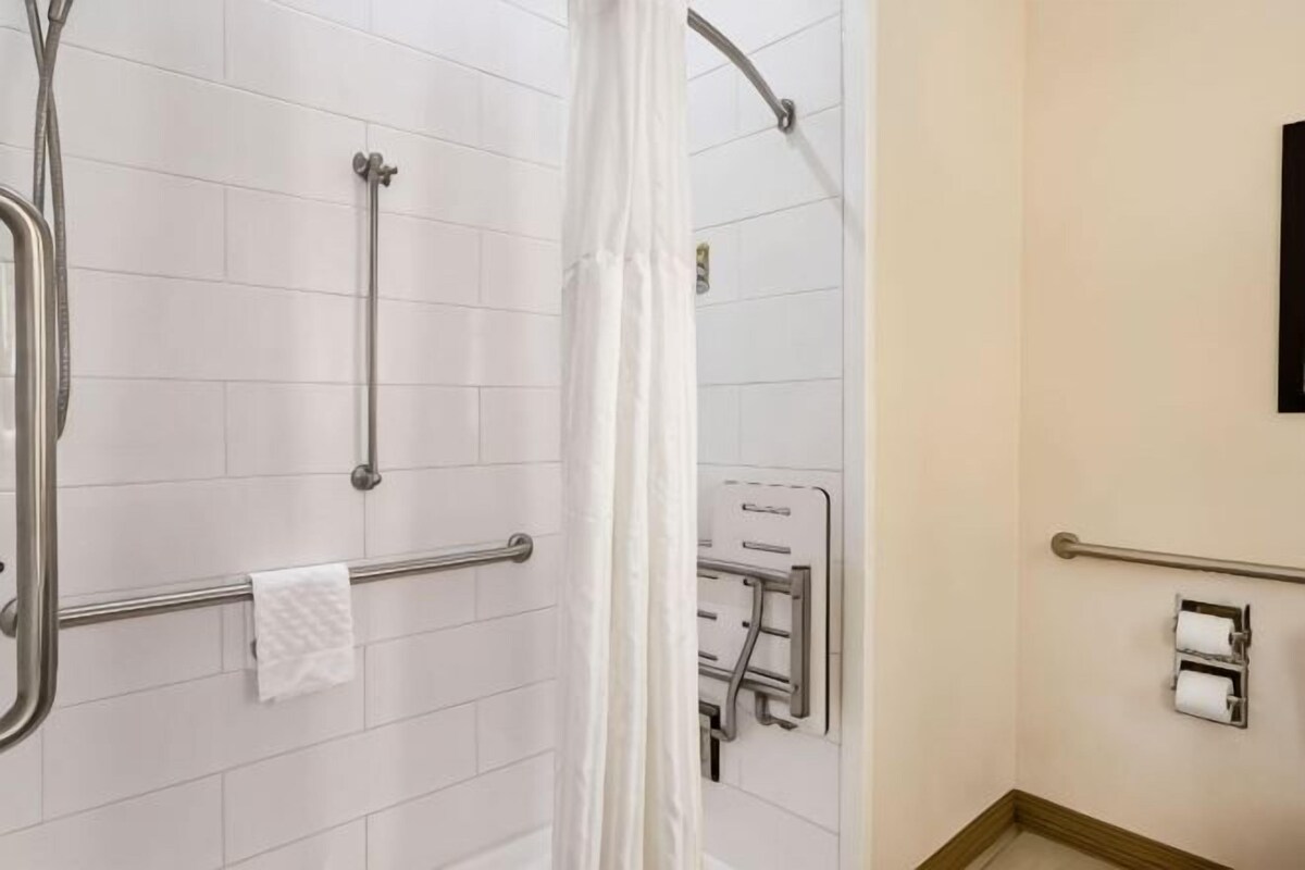 Bathroom | Hydromassage showerhead, free toiletries, hair dryer, towels
