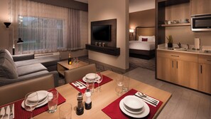 ห้องสวีท, เตียงคิงไซส์ 1 เตียง, ปลอดบุหรี่ (Living Room) | ตู้นิรภัยในห้องพัก, โต๊ะทำงาน, พื้นที่ทำงานแบบใช้แล็ปท็อป, ผ้าม่านกันแสง