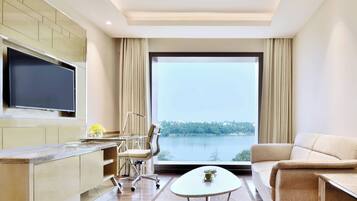 Junior Single Room, 1 King Bed | Premium bedding, down comforters, minibar, in-room safe