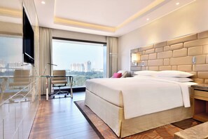 Minibar, caja de seguridad en la habitación y escritorio 