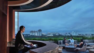 4 restoran, melayani sarapan, makan siang; sajian masakan Asia