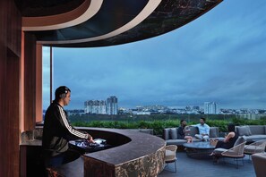 4 restaurants, breakfast, lunch, dinner served; Asian cuisine - Courtyard by Marriott Bengaluru Hebbal (Bengaluru)