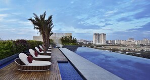 Outdoor pool, open 6:00 AM to 10:00 PM, pool loungers - Courtyard by Marriott Bengaluru Hebbal (Bengaluru)