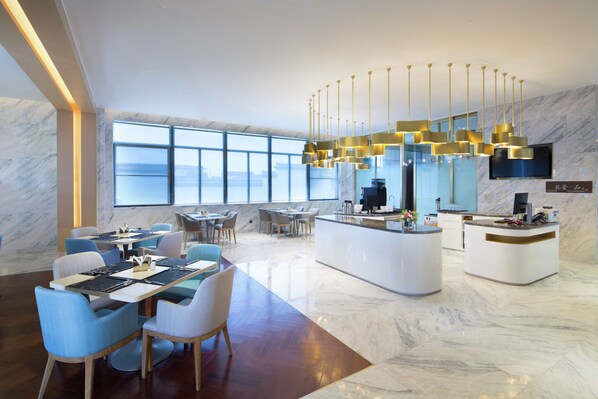 Se sirven desayunos, almuerzos y cenas; cocina internacional