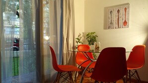 Standaard appartement, 3 slaapkamers | Dineren in de kamer