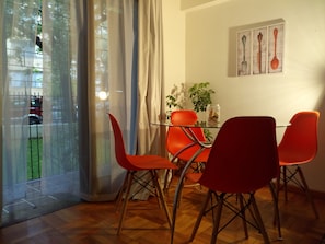 Standard-Apartment, 3 Schlafzimmer | Essbereich im Zimmer