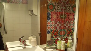 Standaard appartement, 3 slaapkamers | Badkamer met wastafel