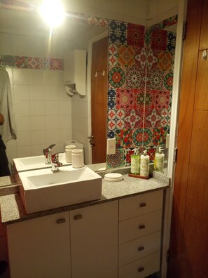 Standard-Apartment, 3 Schlafzimmer | Waschbecken im Bad