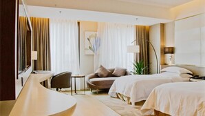 A hotel room with a bed, a desk, a chair, and a sofa. - Howard Johnson Life Geckor Zhu (Zhuzhou)