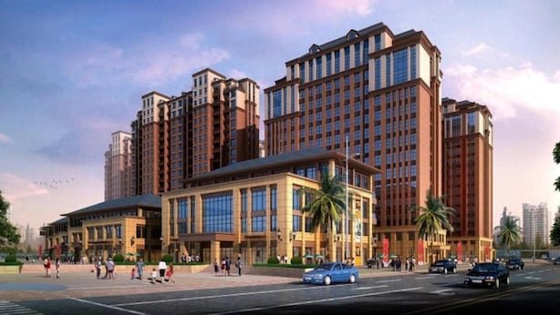 A multi-story hotel with a modern architectural design, featuring a central courtyard with palm trees and a pedestrian area. - Howard Johnson Life Geckor Zhu (Zhuzhou)