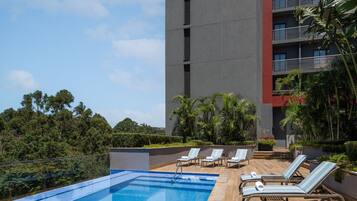 Una piscina al aire libre
