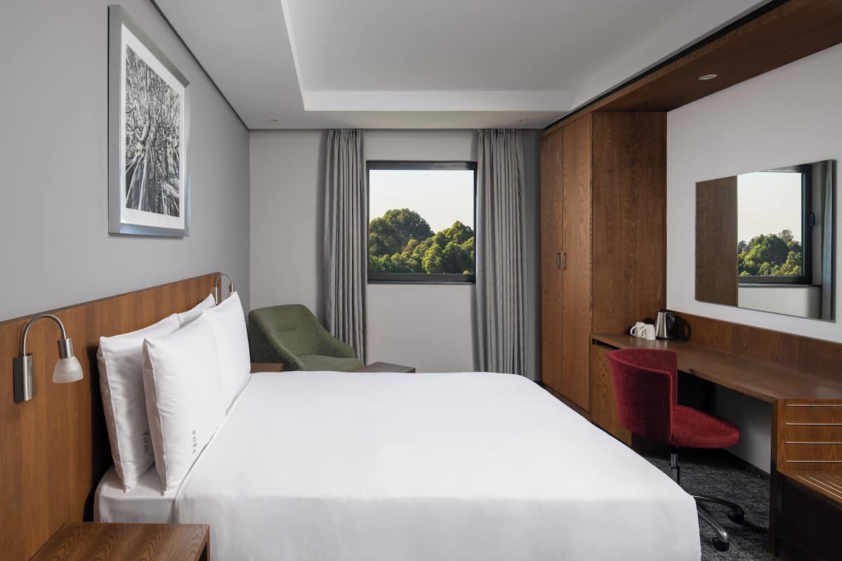 Standard Room | In-room safe, desk, laptop workspace, blackout drapes
