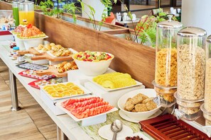 每日付費供應吃到飽自助式早餐
