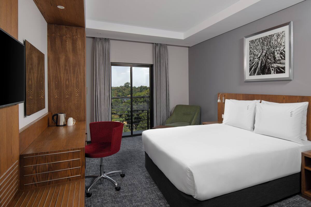 Standard Room, 1 Queen Bed | In-room safe, desk, laptop workspace, blackout drapes