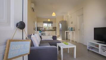 Villa, 2 slaapkamers (Communal Pool) | Woonruimte | Flatscreentelevisie en een dvd-speler