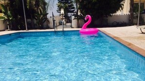 Outdoor pool, sun loungers - Protaras Villa Daisy (Paralimni)