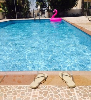 Piscina externa, espreguiçadeiras