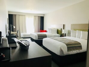 خزنة داخل الغرفة ومكواة/لوح كي وواي فاي مجانًا وملاءات أسرّة