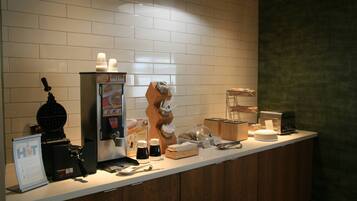 Un bar à petit-déjeuner équipé d’un appareil à gaufres, d’une machine à café et de divers produits pour le petit-déjeuner.
