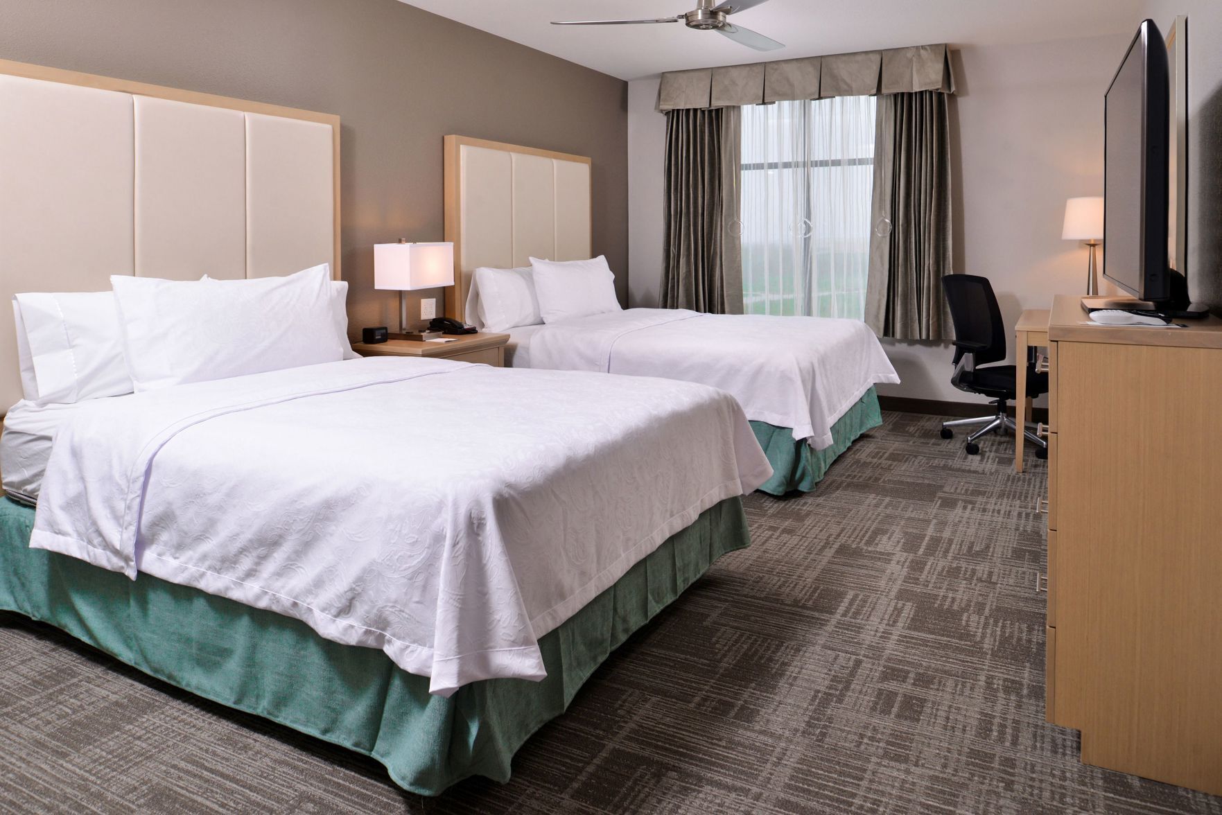 Ropa de cama de alta calidad, cubrecamas y cortinas blackout 
