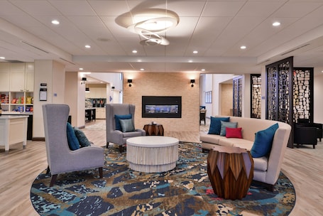 Lobby. Homewood Suites by Hilton Des Moines Airport