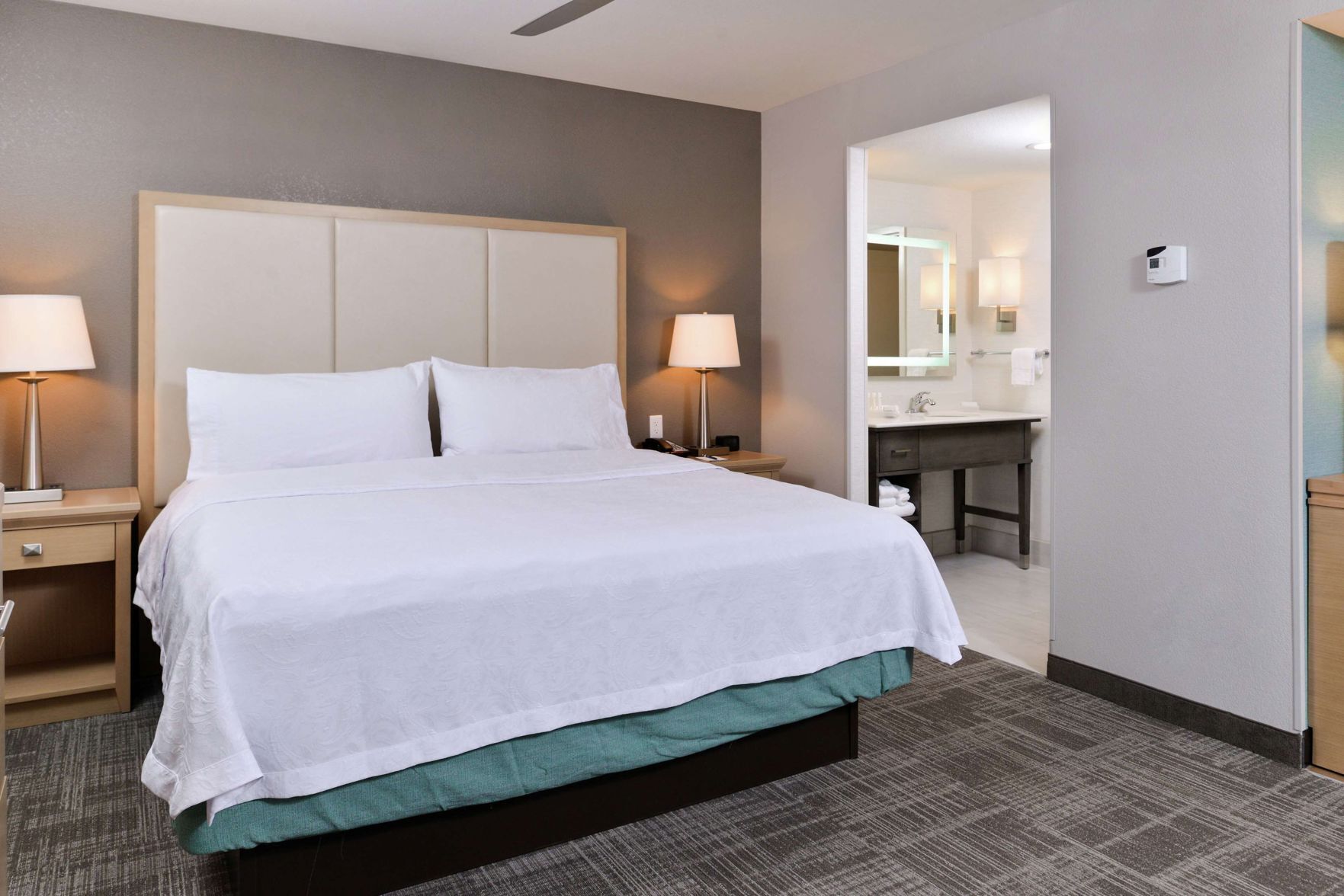 Ropa de cama de alta calidad, cubrecamas y cortinas blackout 