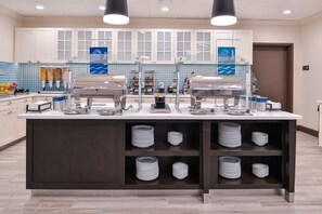 Free daily buffet breakfast - Homewood Suites by Hilton Des Moines Airport (Des Moines)