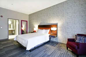 Suite, 1 queensize bed, toegankelijk voor mindervaliden (Mobility & Hearing, Roll-in Shower) | Een bureau, verduisterende gordijnen, een strijkplank/strijkijzer