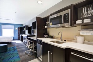 Studio, 1 queensize bed, niet-roken | Een bureau, verduisterende gordijnen, een strijkplank/strijkijzer