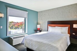 Suite, 1 slaapkamer, niet-roken | Een bureau, verduisterende gordijnen, een strijkplank/strijkijzer