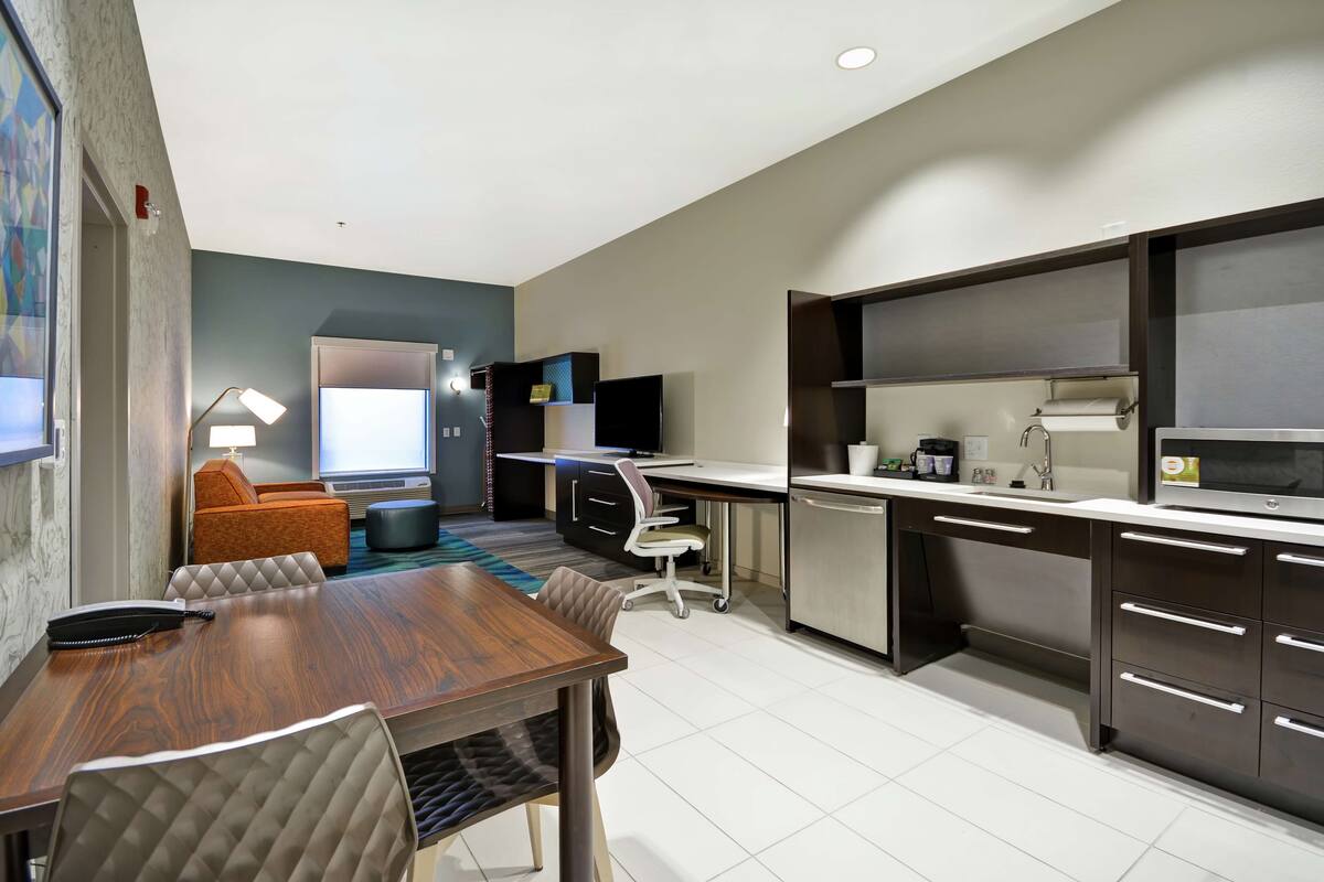 Suite, 1 Katil Ratu (Queen), Accessible (Mobility & Hearing, Roll-in Shower) | Meja, langsir/tirai gelap terus, seterika/papan seterika, cadar katil 
