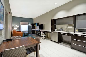 Suite, 1 Queen Bed, Accessible (Mobility & Hearing, Roll-in Shower)