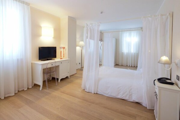 Premium bedding, down comforters, in-room safe, desk - Villa Pepoli (Occhiobello)