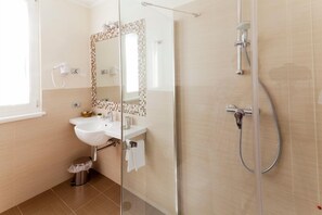 Dusche, kostenlose Toilettenartikel, Handtücher
