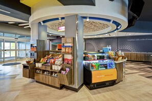 Lobby - Tru by Hilton Chicopee Springfield (Chicopee)