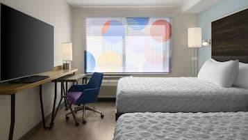 Habitación de hotel con cama, escritorio con silla, televisor y ventana con vista.