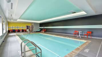Inomhuspool med öppettider 07.00 till 22.00, och solstolar