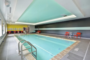 Indoor pool, open 9:00 AM to 9:00 PM, sun loungers - Tru by Hilton Chicopee Springfield (Chicopee)