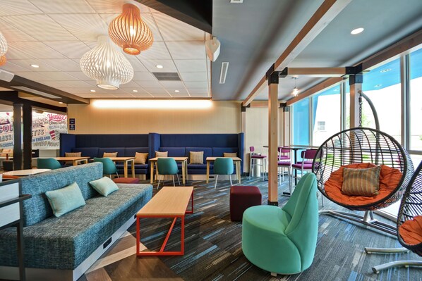 Lobby - Tru by Hilton Chicopee Springfield (Chicopee)