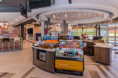 Lobby. Tru by Hilton Little Rock West