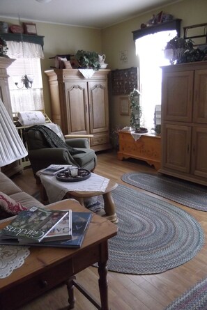 05 Deluxe Queen Room with Private Bath | Living area | Flat-screen TV - Alaska's Lake Lucille B&B (Wasilla)