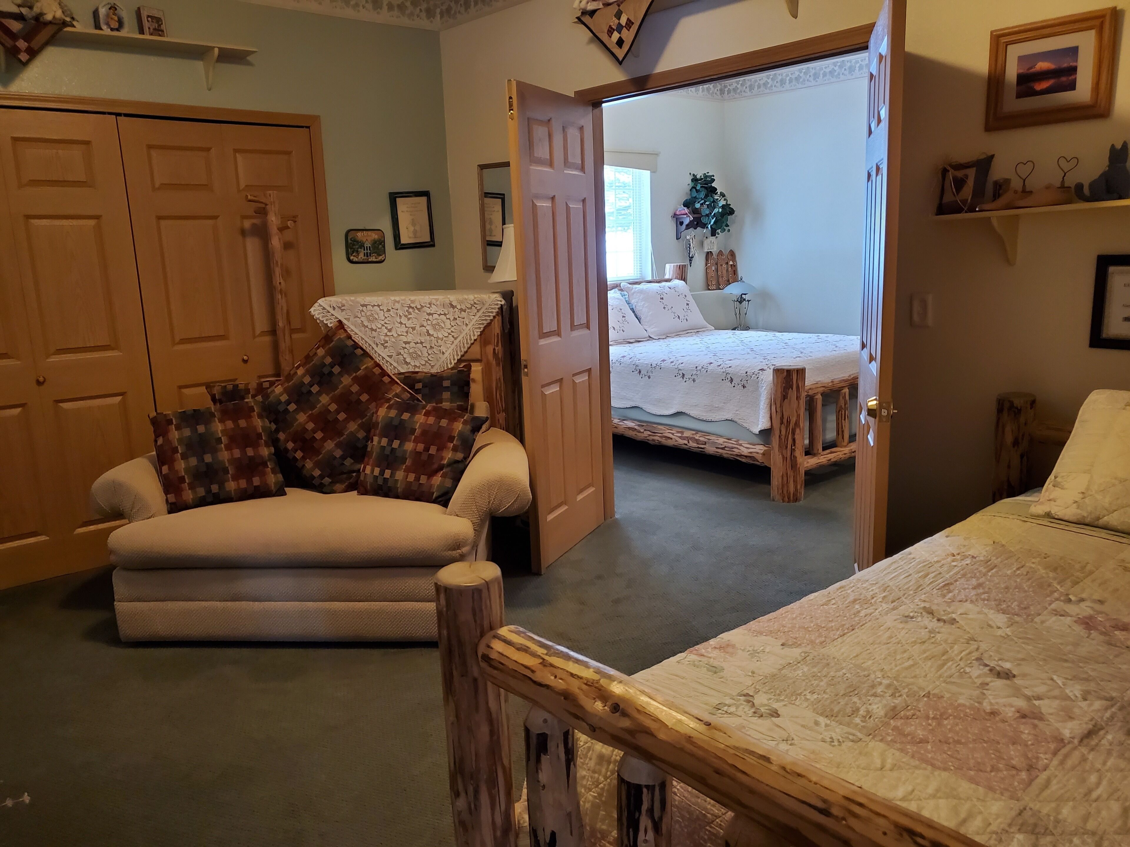 02 Premium Queen Room with Shared Bathroom | Living area | Flat-screen TV