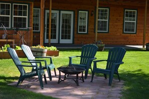 BBQ/picnic area - Alaska's Lake Lucille B&B (Wasilla)