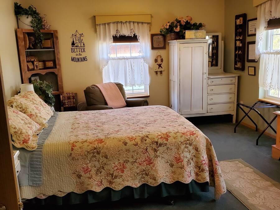 06 Premium Queen Room with Private Bath | 1 bedroom, premium bedding, individually furnished, soundproofing
