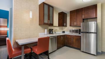 Réfrigérateur, four à micro-ondes, lave-vaisselle, cafetiÚre-théiÚre