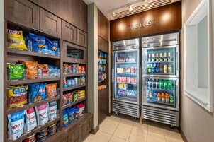 Una sección de bocadillos y bebidas con diferentes productos envasados y refrigerados.