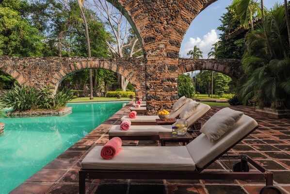 Outdoor pool - Hacienda Acamilpa (Acamilpa)